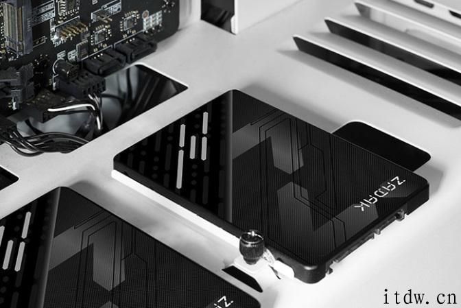 扎达克发布 TWSS3 2.5 英寸固态硬盘：1TB 售价约 648 元