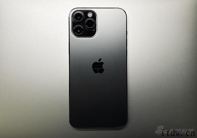 专访iPhone全世界产品营销副总裁 Bob Borchers：“硬软融合”给苹果产品带来与众不同化学反应