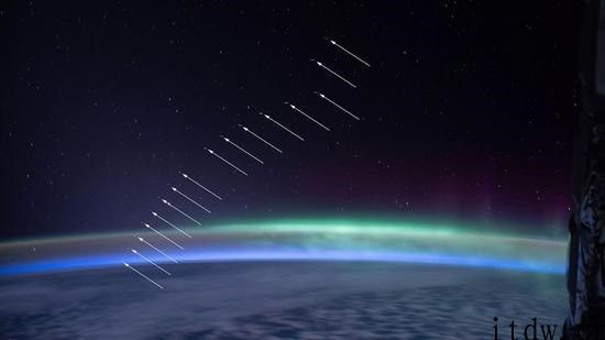 SpaceX“猎鹰 9 号”火箭弹再送 60 颗星链互联网技术通讯卫星升空，入轨总数已达 1083 颗