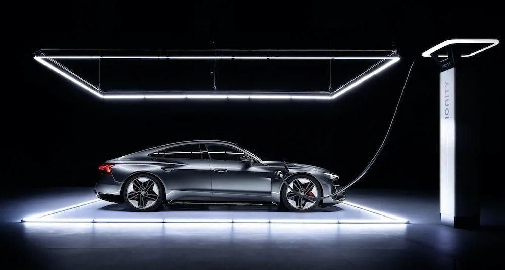奥迪三款纯电轿跑 e-tron GT 发布：与保时捷配方同样但划算 20 万，进到 3 秒俱乐部