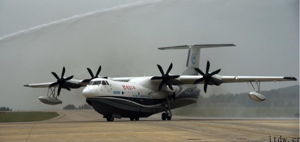 第一架国内大中型水陆两栖飞机 AG600 已完成数次飞行试验，03 号机年之内进行