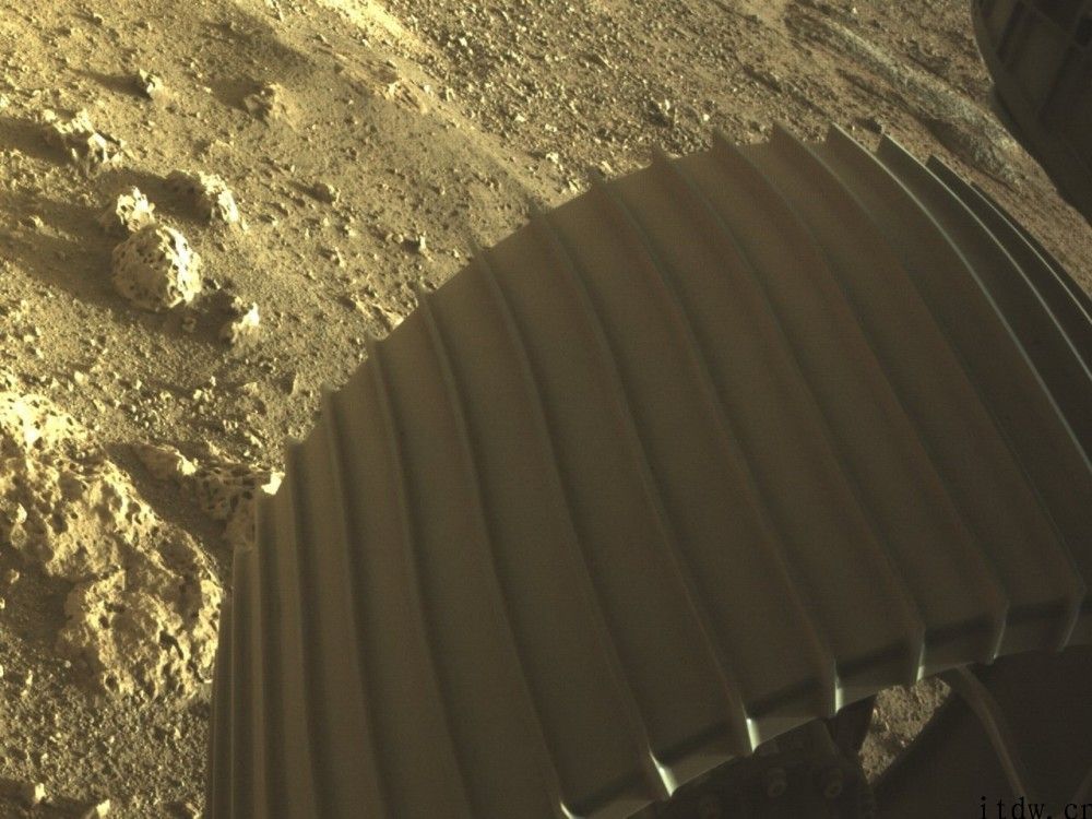 NASA“毅力号”火星车传回大量登陆火星照片