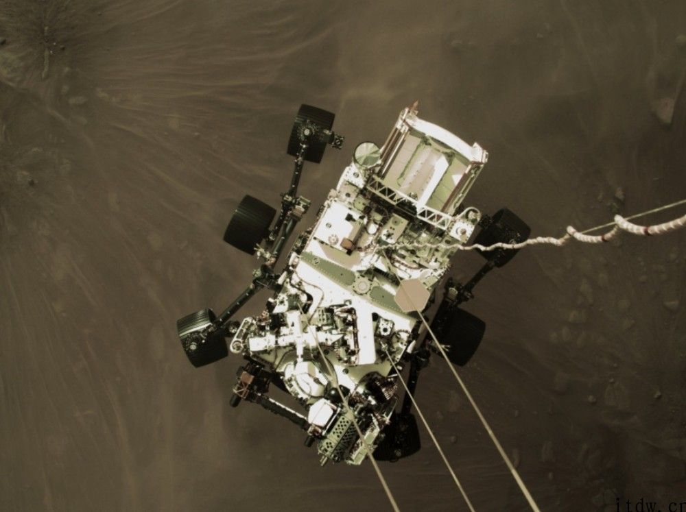 NASA“毅力号”火星车传回大量登陆火星照片