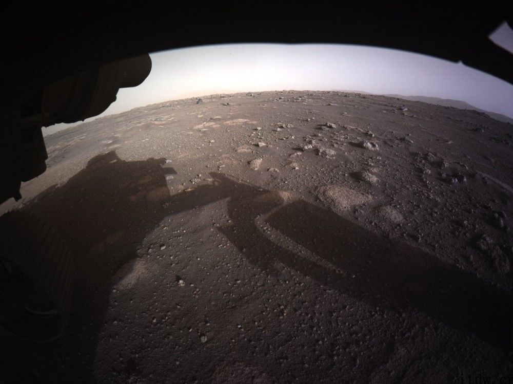 NASA“毅力号”火星车传回大量登陆火星照片