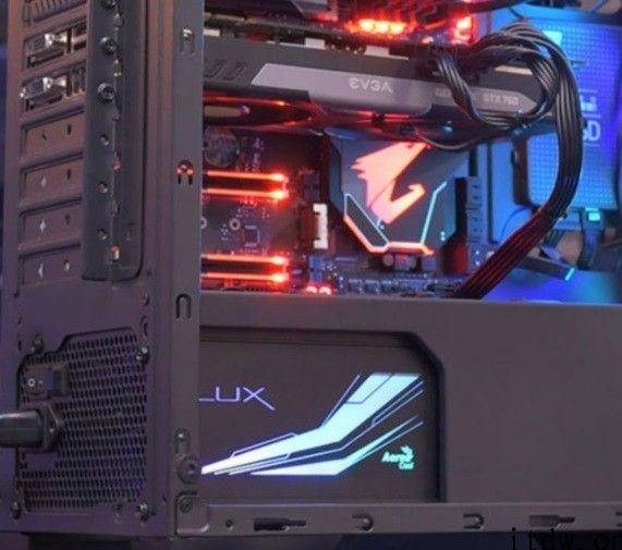 AeroCool 发布 LUX RGB 850M 电源：半模块化设计，13 种灯效