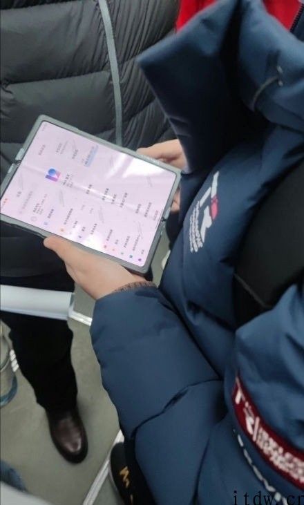 小米首款折叠屏旗舰机入网许可证国家工信部：正脸无开孔，小米屏下摄像头型号将于 Q2 出场
