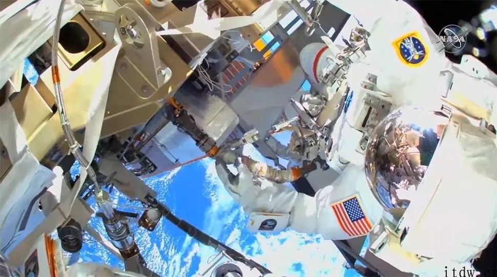 两位宇航员进行近 7 小时太空行走，对国际空间站开展维护