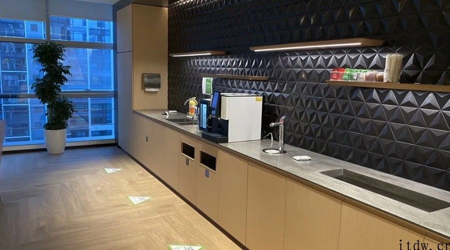 英伟达展示深圳新公司办公室：配备技术专业游戏室，也有大中型咖啡厅
