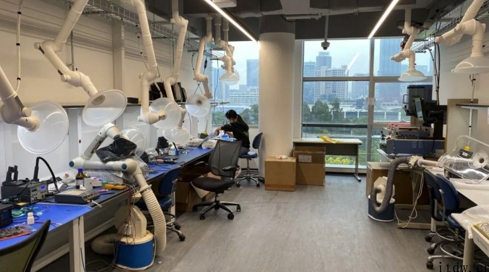 英伟达展示深圳新公司办公室：配备技术专业游戏室，也有大中型咖啡厅
