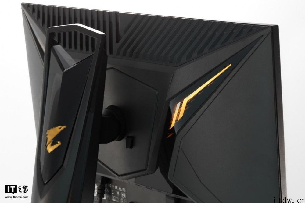 【IT之家评测室】技嘉主板 AORUS FI25F 显示屏感受： 240Hz 小钢炮，电竞游戏玩家的镇场重器