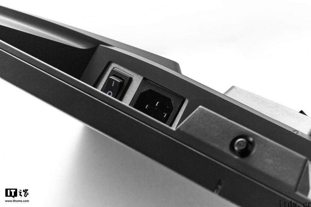 【IT之家评测室】技嘉主板 AORUS FI25F 显示屏感受： 240Hz 小钢炮，电竞游戏玩家的镇场重器