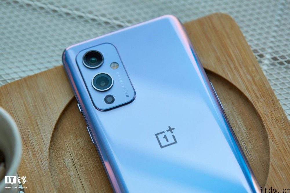 【IT之家开箱】一加 9/Pro 图赏：双层 AG 加工工艺，漫反射渐变纹理