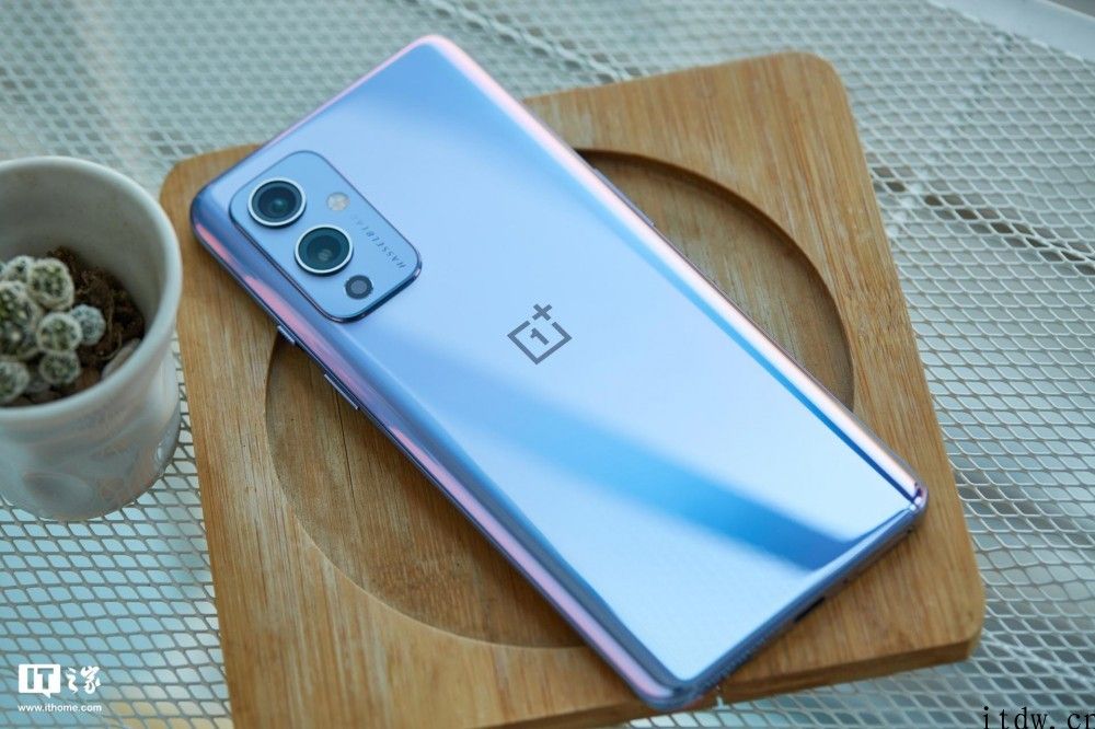 【IT之家开箱】一加 9/Pro 图赏：双层 AG 加工工艺，漫反射渐变纹理