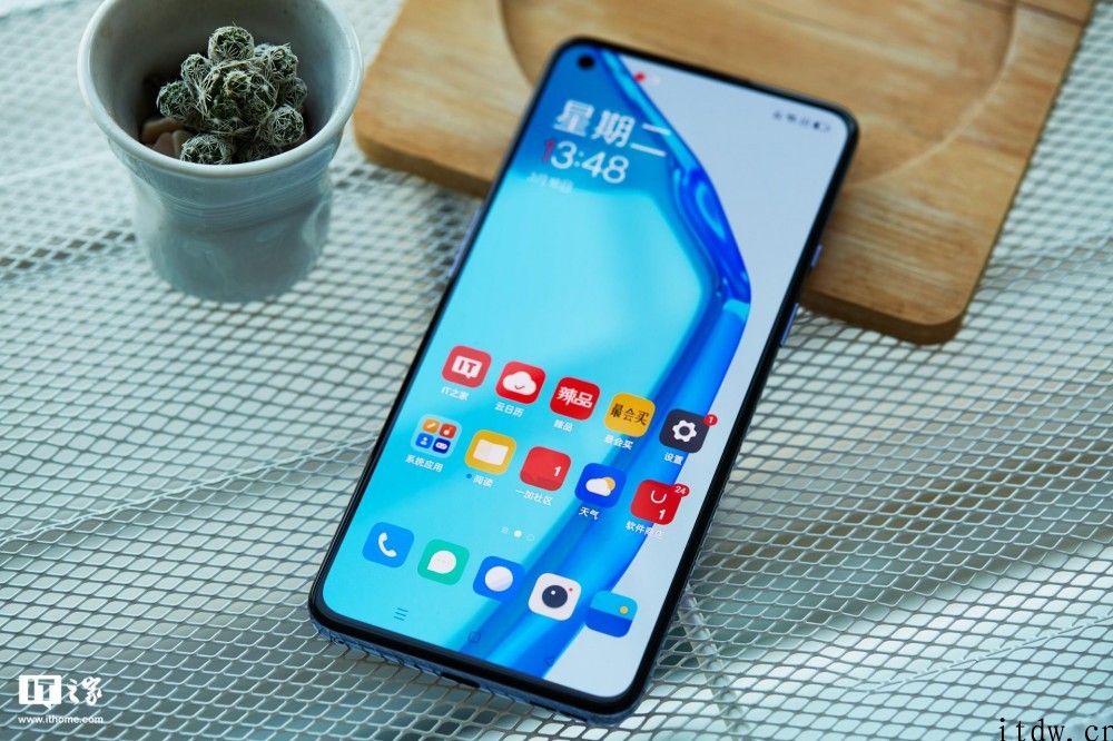 【IT之家开箱】一加 9/Pro 图赏：双层 AG 加工工艺，漫反射渐变纹理