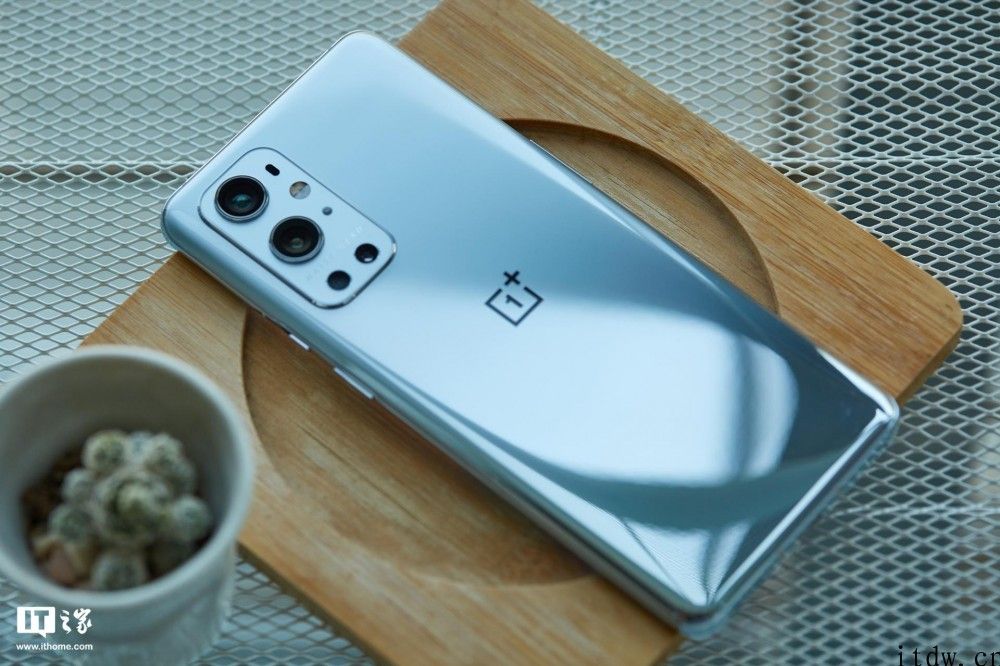 【IT之家开箱】一加 9/Pro 图赏：双层 AG 加工工艺，漫反射渐变纹理