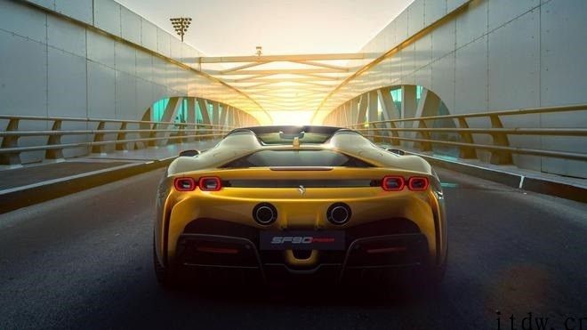 法拉利首款量产插电混动硬顶敞篷超跑 SF90 Spider 发售，起市场价 499.8 万余元