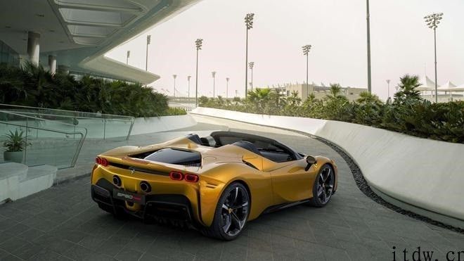 法拉利首款量产插电混动硬顶敞篷超跑 SF90 Spider 发售，起市场价 499.8 万余元