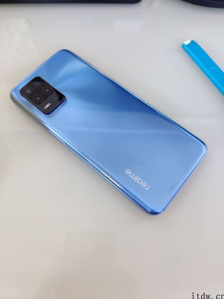 realme V13 曝光：搭载天玑 700 芯片，5000mAh 充电电池
