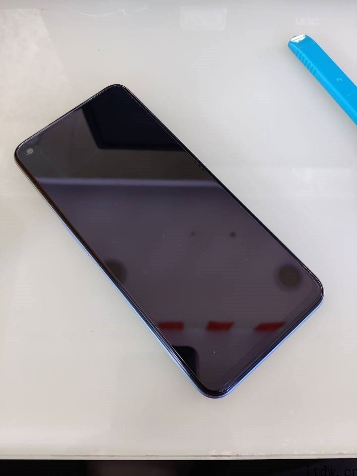 realme V13 曝光：搭载天玑 700 芯片，5000mAh 充电电池