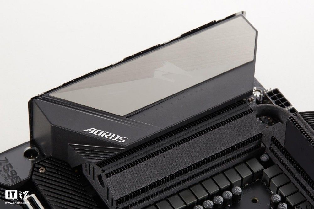 【IT之家开箱】技嘉主板推出 Z590 AORUS XTREME 主板，售价 8888 元