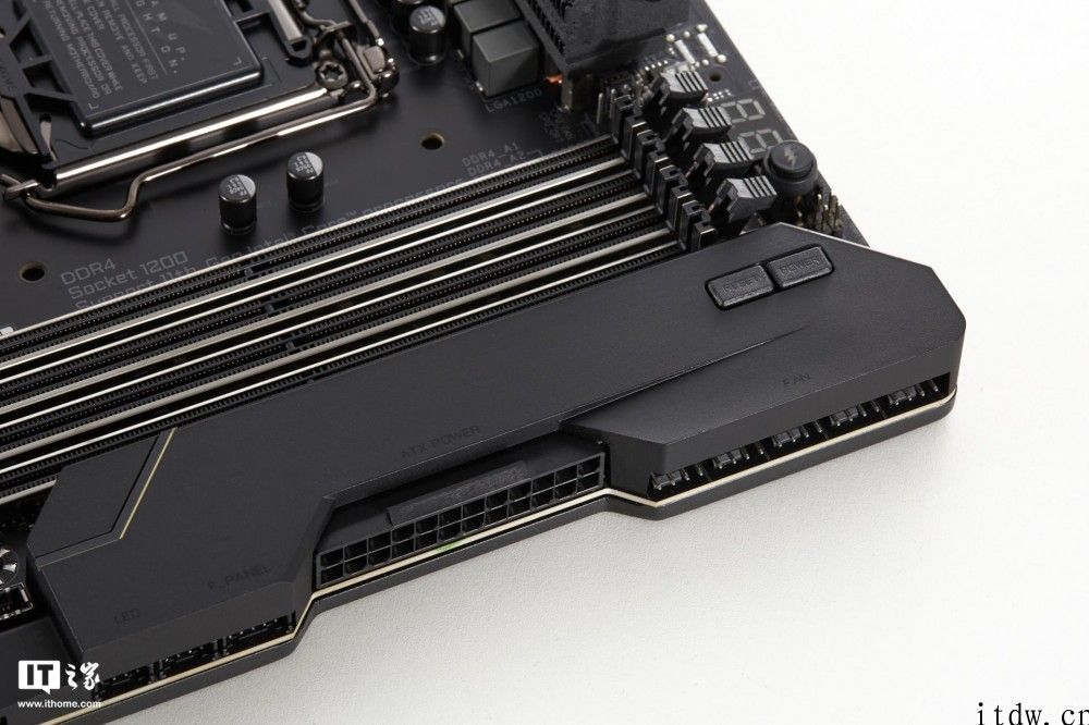 【IT之家开箱】技嘉主板推出 Z590 AORUS XTREME 主板，售价 8888 元