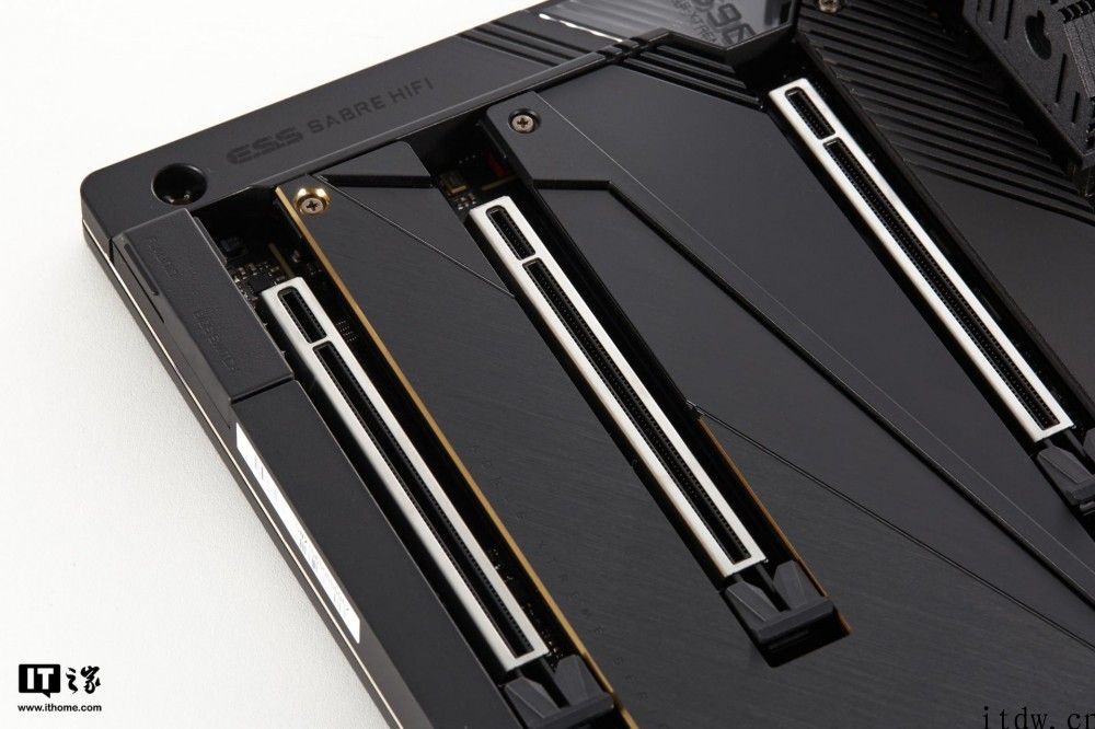 【IT之家开箱】技嘉主板推出 Z590 AORUS XTREME 主板，售价 8888 元