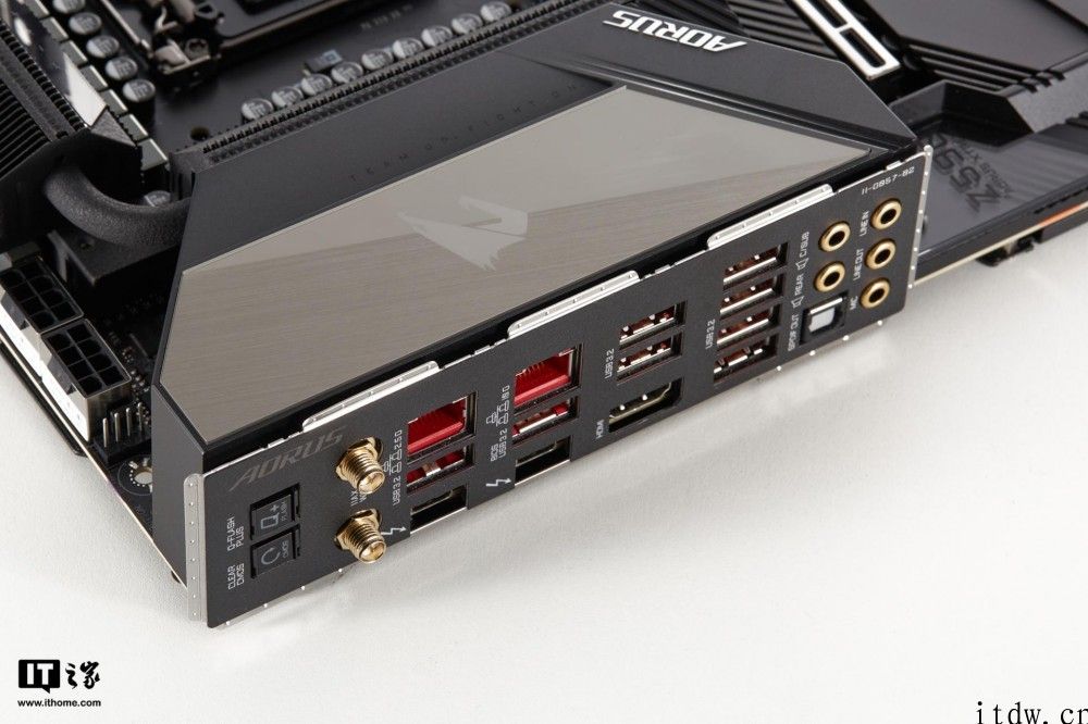【IT之家开箱】技嘉主板推出 Z590 AORUS XTREME 主板，售价 8888 元