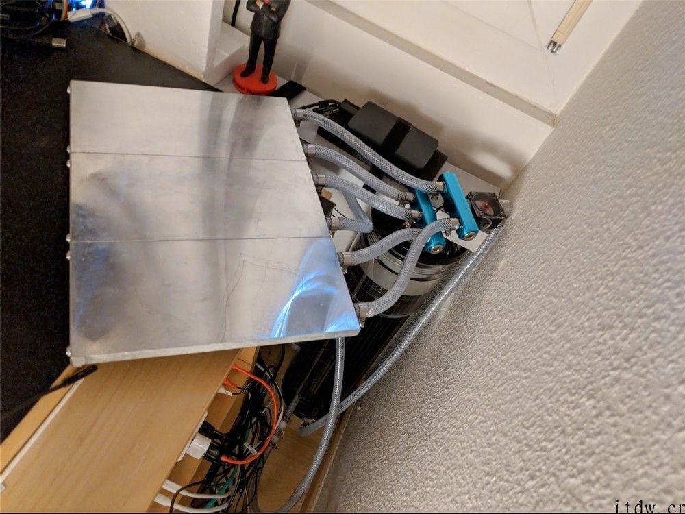为了更好地给 MacBook Pro 散热，海外玩家 DIY 水冷模块：跑分提升显著
