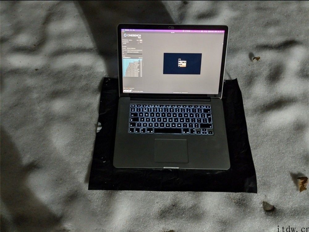 为了更好地给 MacBook Pro 散热，海外玩家 DIY 水冷模块：跑分提升显著