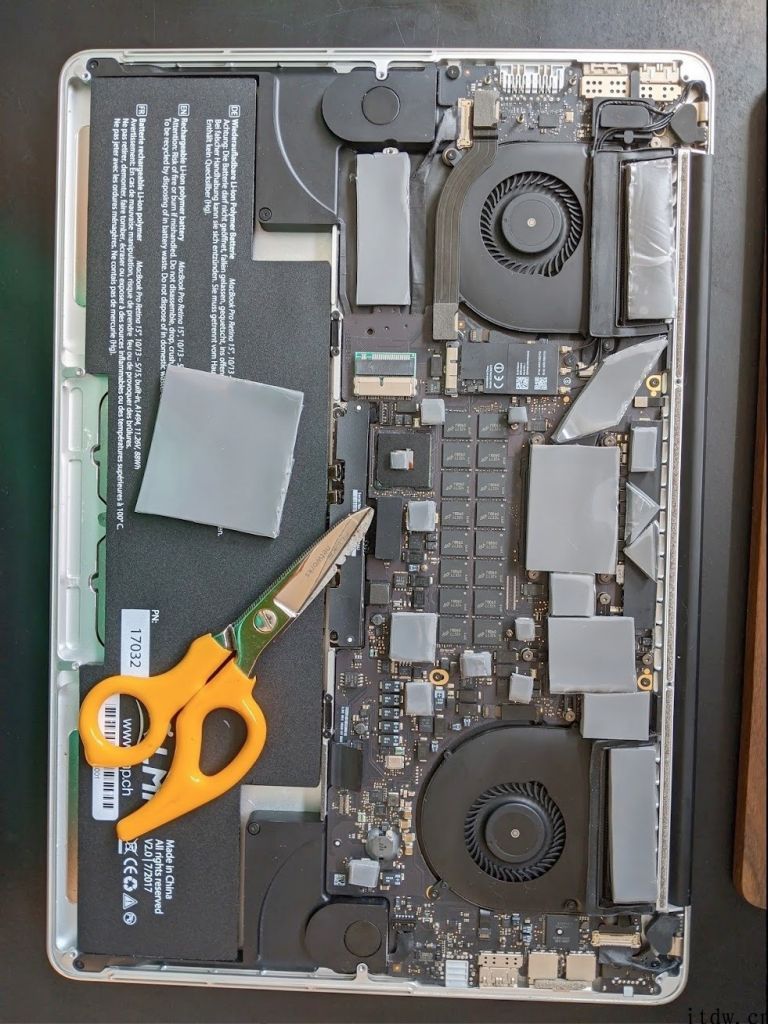 为了更好地给 MacBook Pro 散热，海外玩家 DIY 水冷模块：跑分提升显著