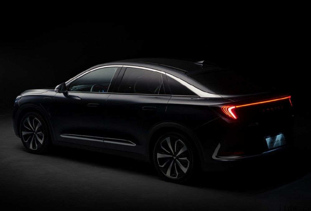 北汽汽车极狐阿尔法 S 纯电轿车发布:搭载华为公司自动驾驶系统软件,25.19 万余元起