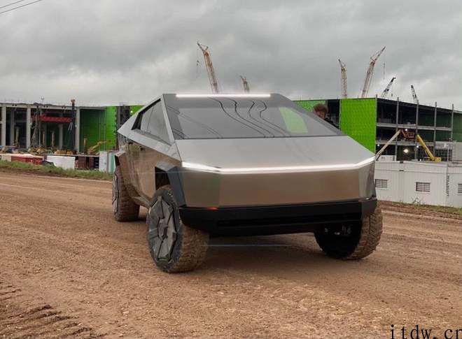 马斯克称将限量生产 Model Y，Cybertruck 年末试产