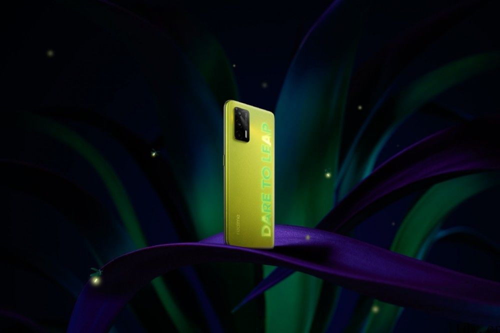 realme Q3 Pro 真机首曝：会发光的 “萤火虫”配色