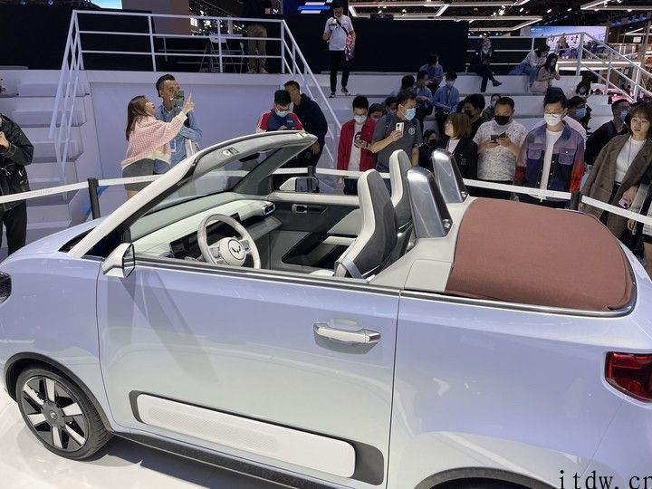 五菱宏光 MINI EV CABRIO 现场实拍：拉风硬顶敞篷设计，2020年量产