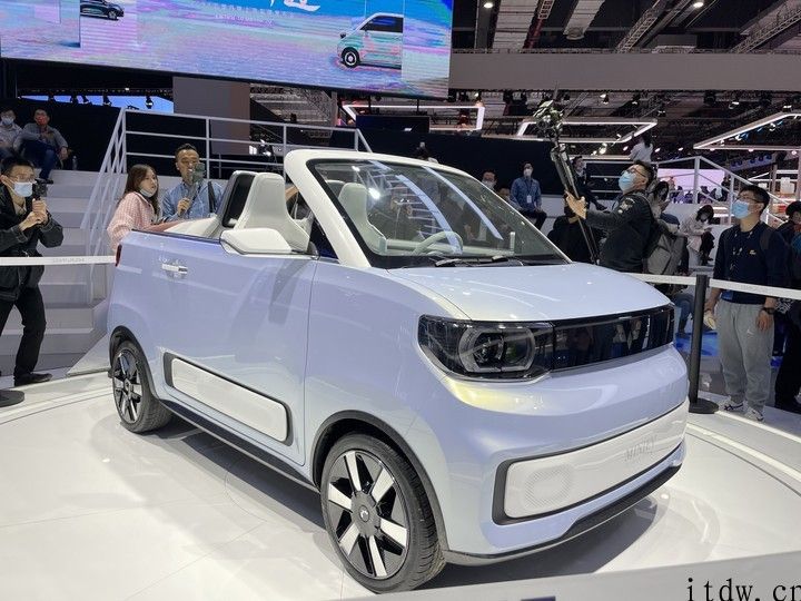 五菱宏光 MINI EV CABRIO 现场实拍：拉风硬顶敞篷设计，2020年量产