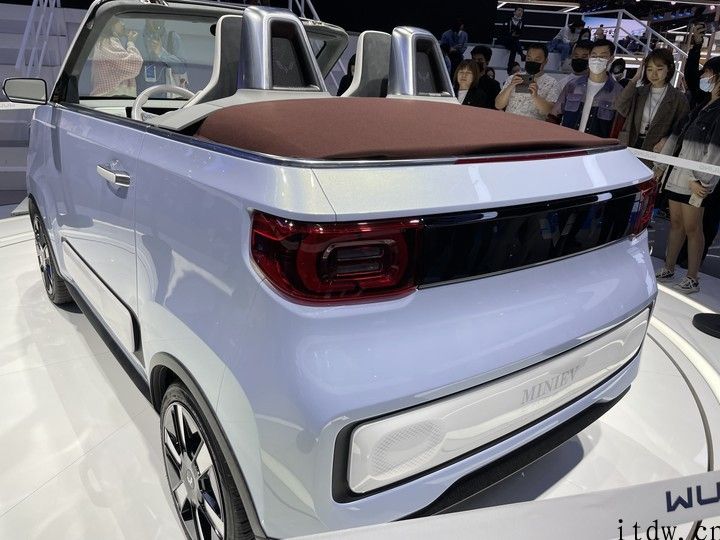 五菱宏光 MINI EV CABRIO 现场实拍：拉风硬顶敞篷设计，2020年量产