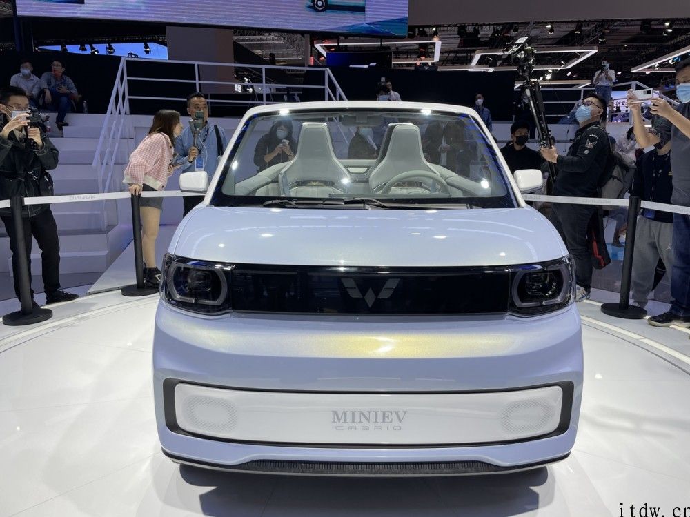 五菱宏光 MINI EV CABRIO 现场实拍：拉风硬顶敞篷设计，2020年量产