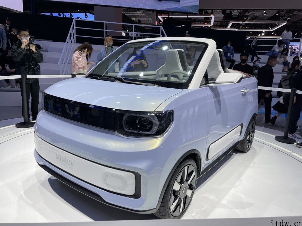 五菱宏光 MINI EV CABRIO 现场实拍：拉风硬顶敞篷设计，2020年量产