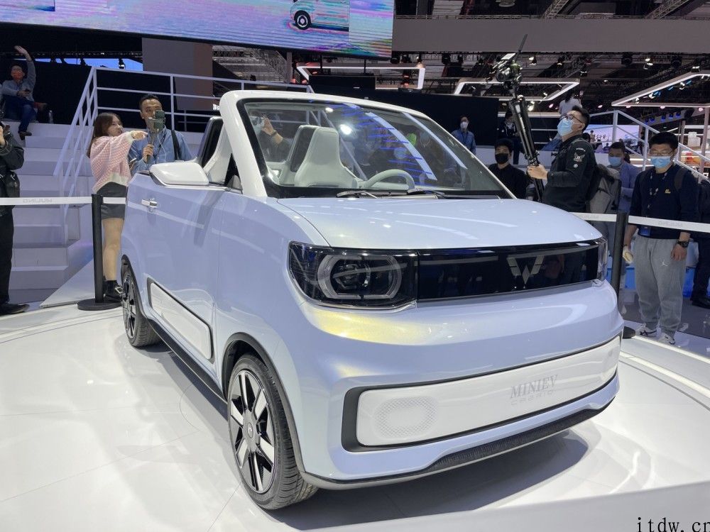 五菱宏光 MINI EV CABRIO 现场实拍：拉风硬顶敞篷设计，2020年量产