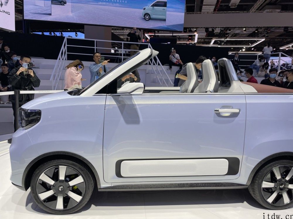 五菱宏光 MINI EV CABRIO 现场实拍：拉风硬顶敞篷设计，2020年量产