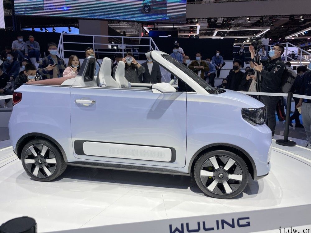 五菱宏光 MINI EV CABRIO 现场实拍：拉风硬顶敞篷设计，2020年量产