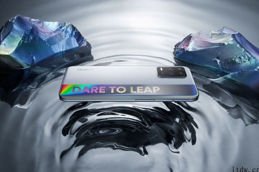 realme 真我 Q3 魔幻银配色公布