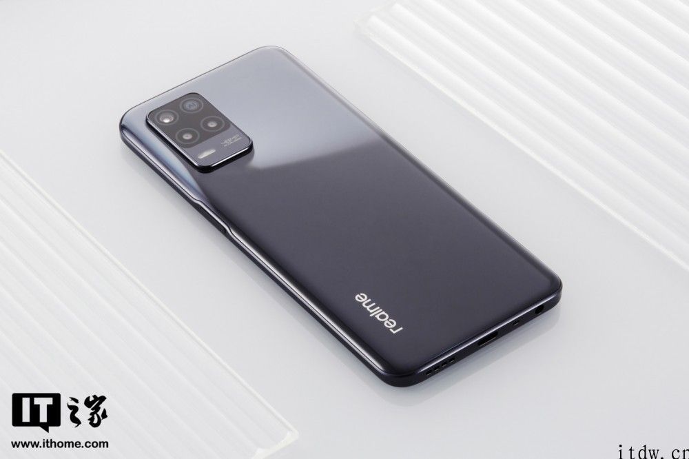 【IT之家开箱】realme 真我 V13 图赏：大电池1000元 5G 机