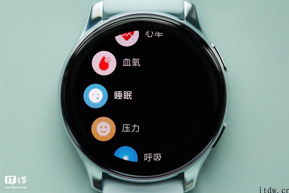 一加智能手表 OnePlus Watch 第一个系统更新：提升 GPS / 心率监测效果