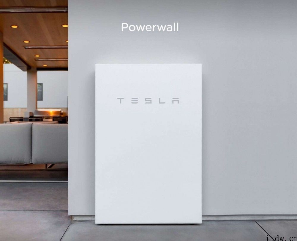 特斯拉马斯克：太阳能电池板将与 Powerwall 电池捆绑销售