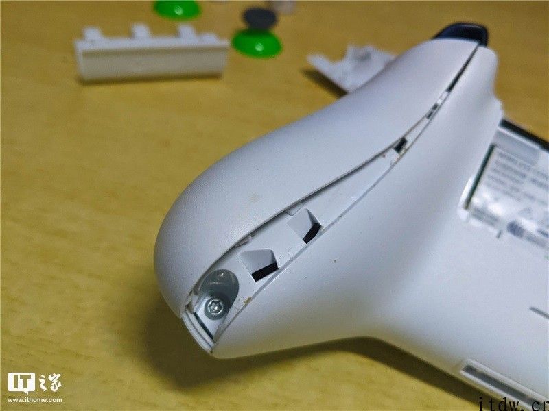 手把手带你给 Xbox One 手柄更换摇杆帽