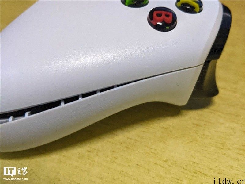 手把手带你给 Xbox One 手柄更换摇杆帽