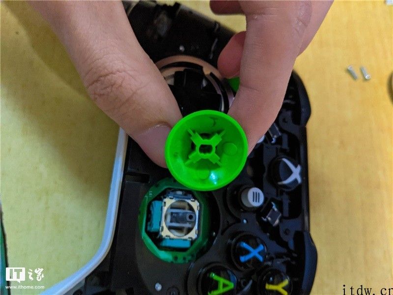 手把手带你给 Xbox One 手柄更换摇杆帽