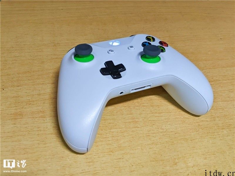 手把手带你给 Xbox One 手柄更换摇杆帽
