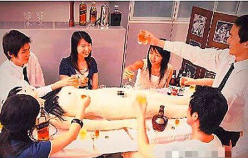 日本吃人宴 冰冷的“手术台”上,躺着一位全裸的少女